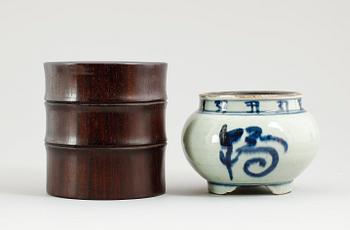 SOCKEL OCH VAS, keramik och trä, Kina, 1900-/2000-tal.