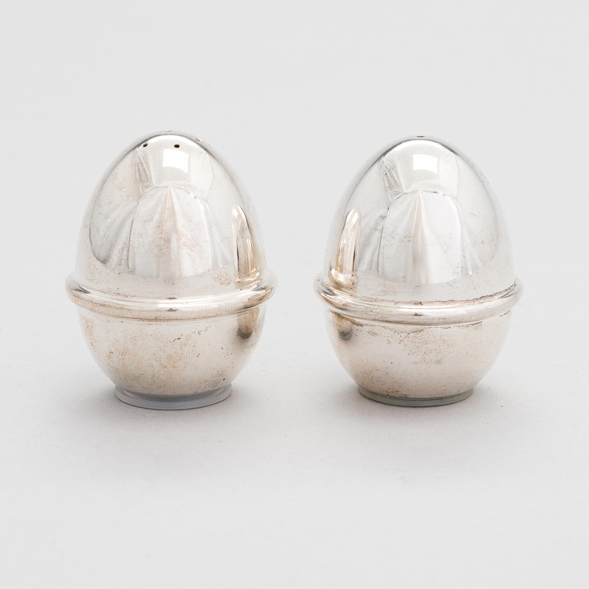 Pekka Piekäinen, A pair of salt and pepper casters made of sterling silver. Platinoro, Turku.