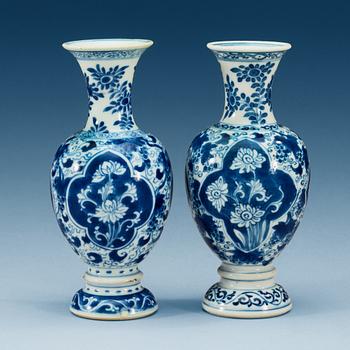 1705. VASER, två stycken, porslin. Qing dynastin. Kangxi (1662-1722).