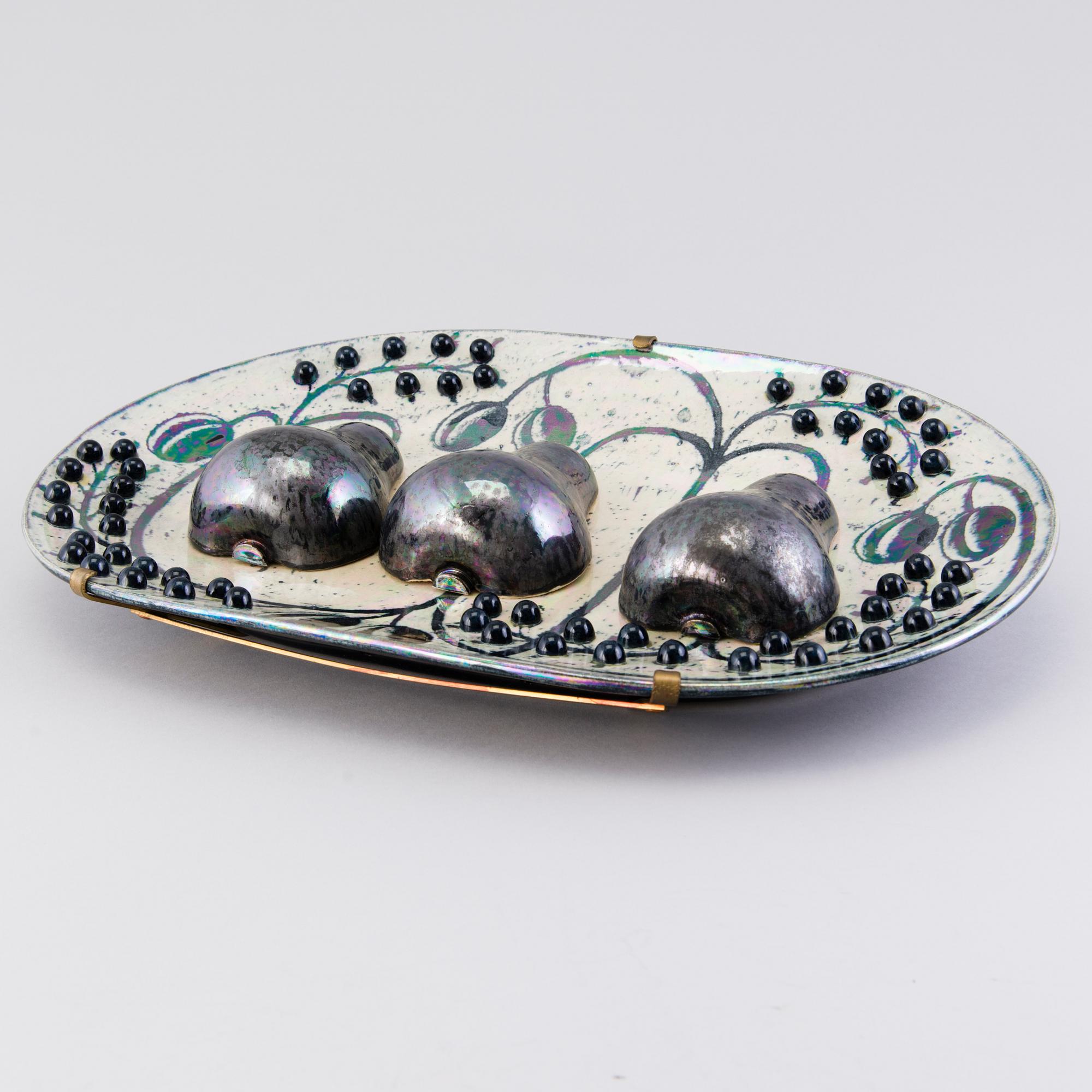 BIRGER KAIPIAINEN, a decorative plate, signed Kaipiainen, Arabia.