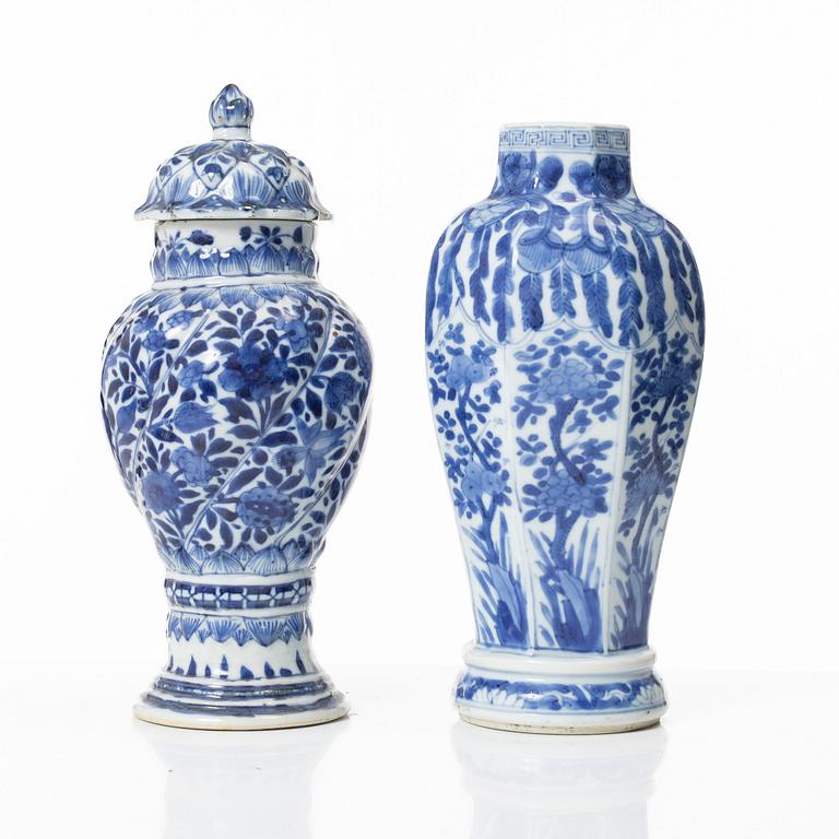 Two Chinese blue and white porcelain urns, Qing dynasty, Kangxi (1662-1722).