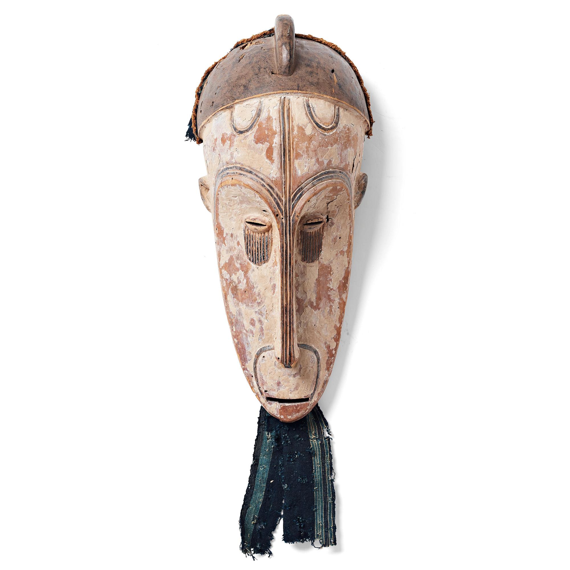 MASK, bemålat trä, höjd 53,5 cm, Fang stammen, Gabon, 1900-talets andra hälft.