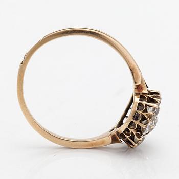 Ring, 14K guld och gammal- och risenslipade diamanter ca. 0.90 ct totalt. Ryssland.