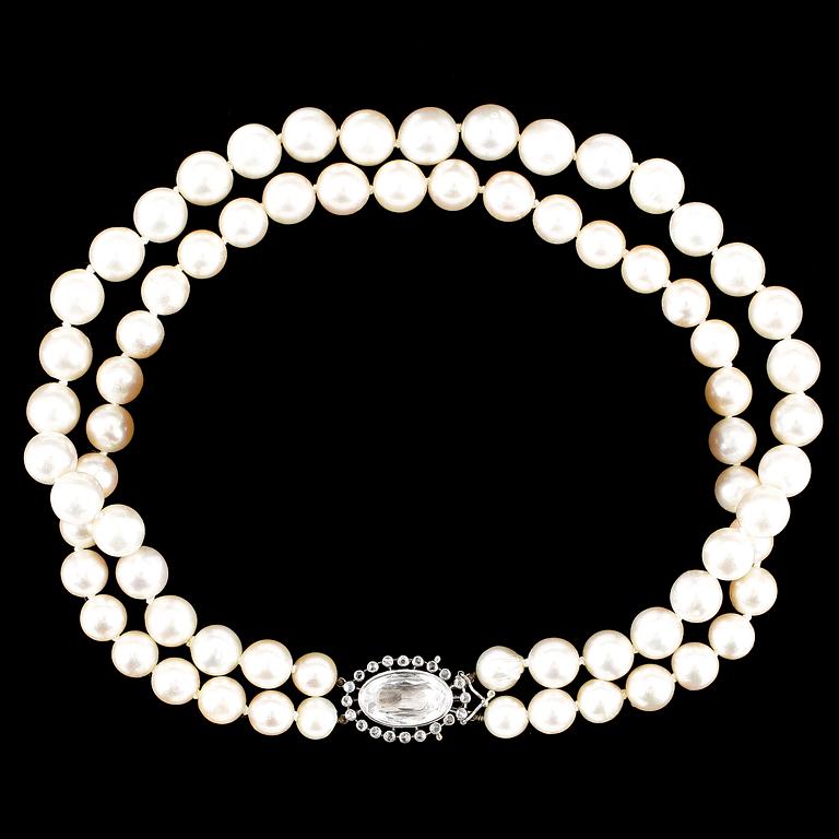 COLLIER, två rader odlade pärlor, 10,4-8 mm, lås 18k vitguld med bergkristall och diamanter. Strömdahl, Stockholm 1962.