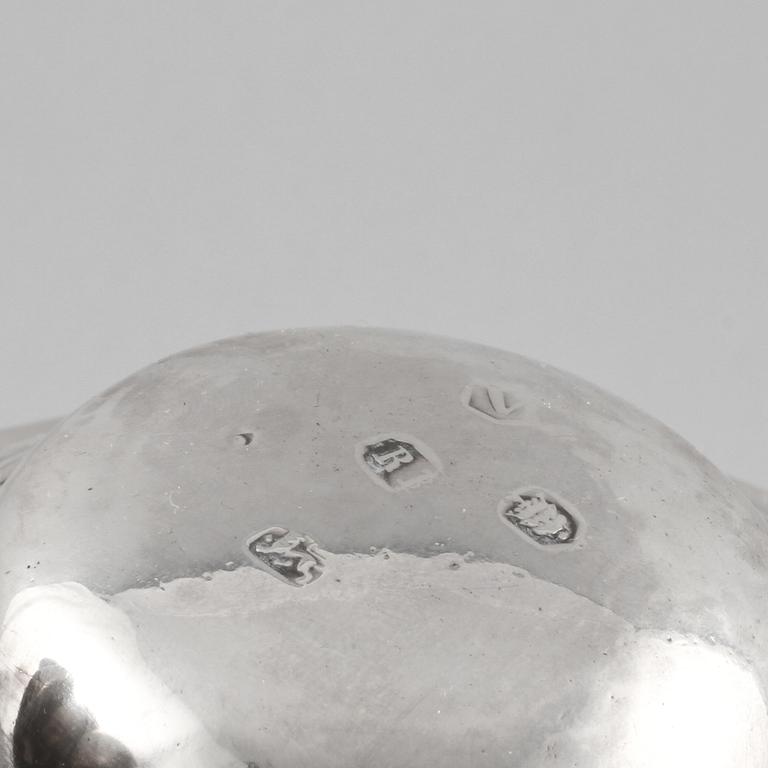 DRYCKESKANNA, silver, Richard Burcombe, London, 1735. Vikt 770 g.