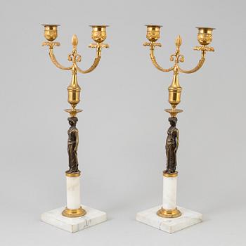 A PAIR OF BRONZE AND MARBLE CANDELABRA, late gustavian style, first half of the 20th century.