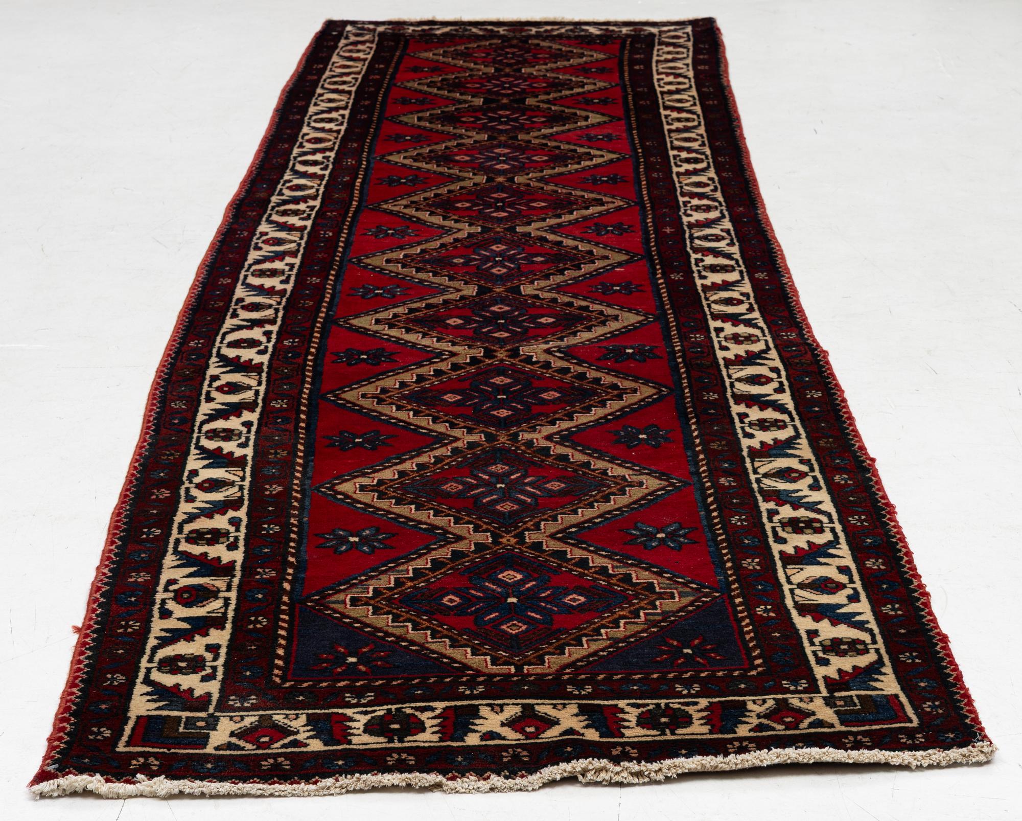 Gallerimatta, nordvästperisk, ca 395 x 98 cm.