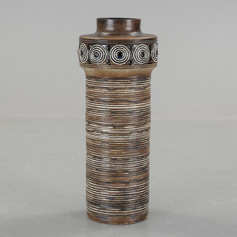 GOLVVAS, chamotterat stengods. Britt-Louise Sundell, Gustavsberg, 1960-tal.
