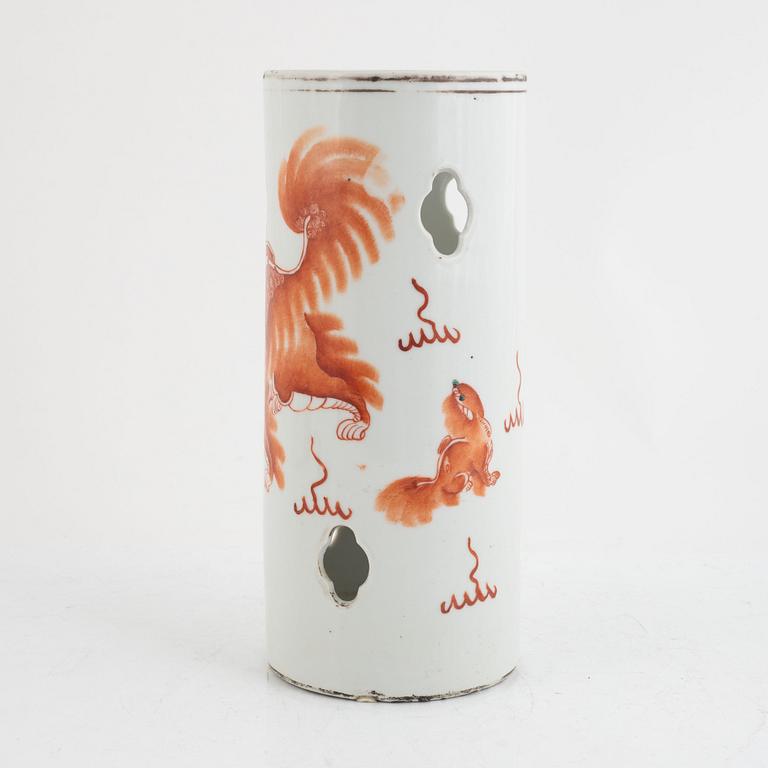 A Chinese porcelain hat stand, early 20th century.