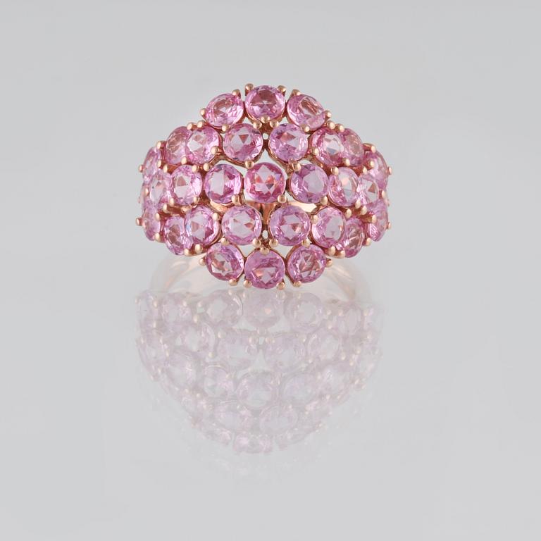 RING, 18K guld med fasettslipade rosa safirer ca 5.57 ct. Vikt 5,2 gram.