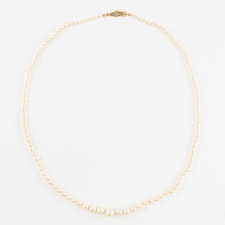 Pearl necklace, with graduated cultured pearls, clasp 18K gold set with small white stones.