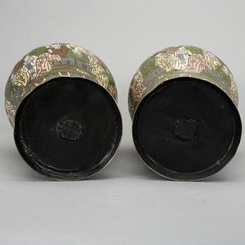 VASER, ett par, cloisonne, orientaliska, Modern tillverkning.