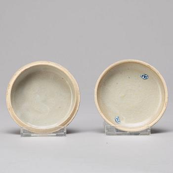 Two blue and white boxes with covers and a dish, Qing dynasty, Kangxi (1662-1722).