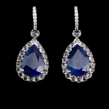 ÖRHÄNGEN, 1 par, 18 k vitguld, briljantslipade diamanter tot 0.35 ct, vita safirer tot 5.56 ct samt kvarts tot 31.37 ct.