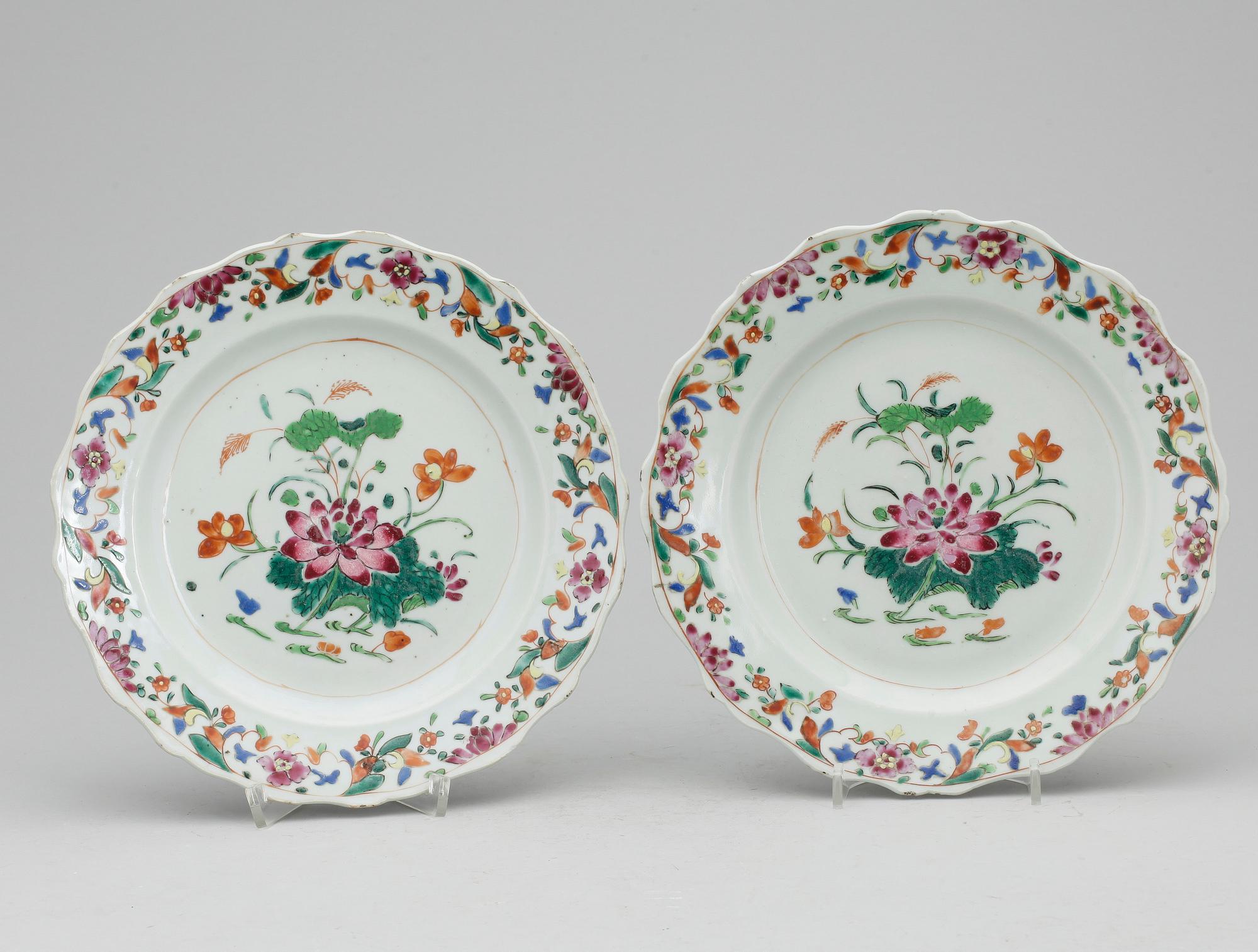 TALLRIKAR, ett par, porslin, famille rose, Kina, Qianlong (1736-1795).