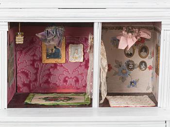 DOCKSKÅP med  MÖBLER samt DOCKOR, 1900-tal.