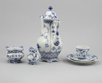 SERVISDELAR, 27 st, porslin, "Musselmalet", Royal Copenhagen, 1900-talets andra hälft.