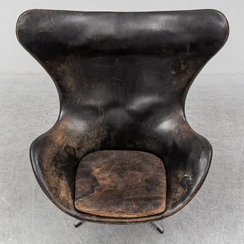 ARNE JACOBSEN, an 'Egg' leather covered easy chair and ottoman, Fritz Hansen, Denmark.
