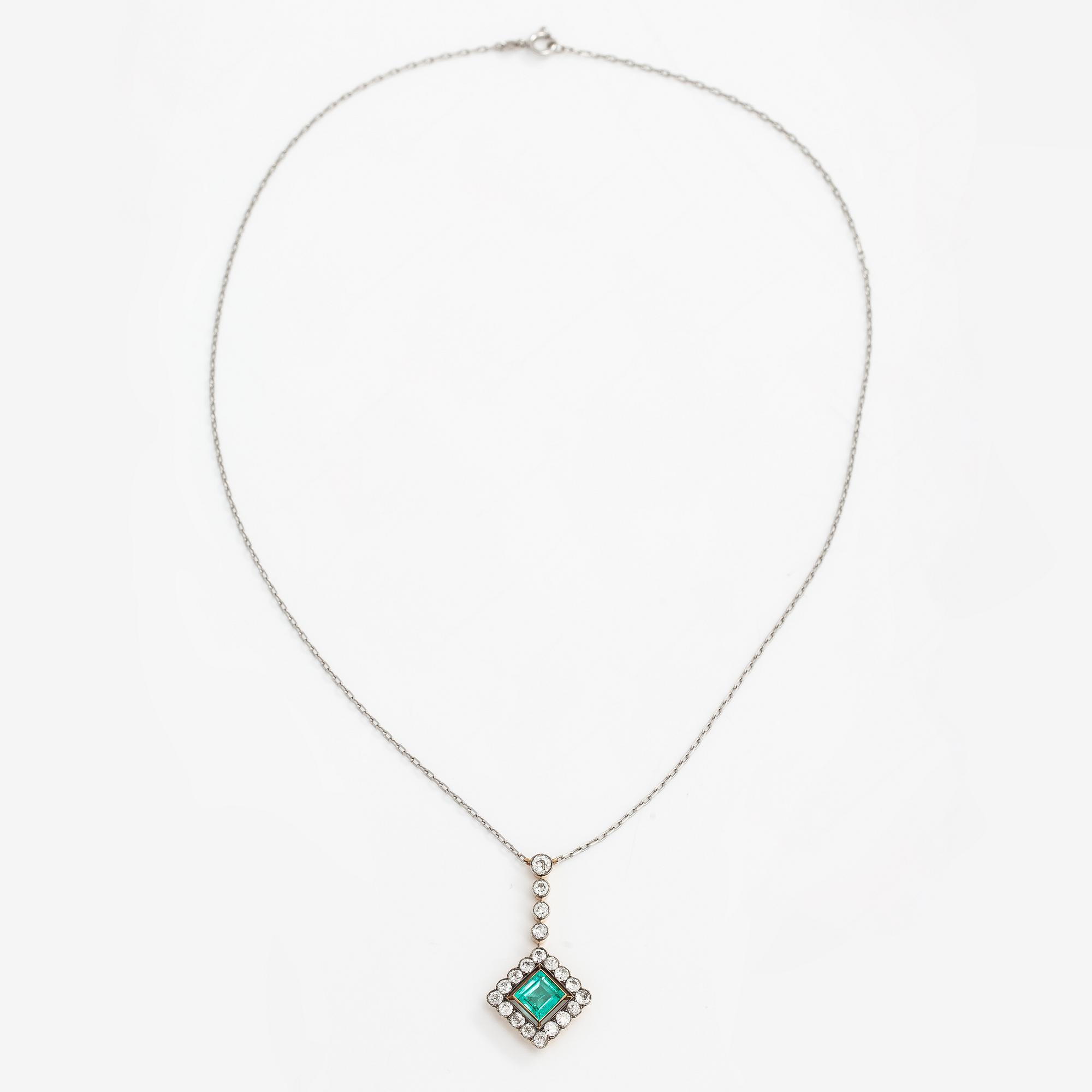 Kaulakoru, 14K ja 18K kultaa, timantteja n. 1.30 ct yht ja smaragdi.