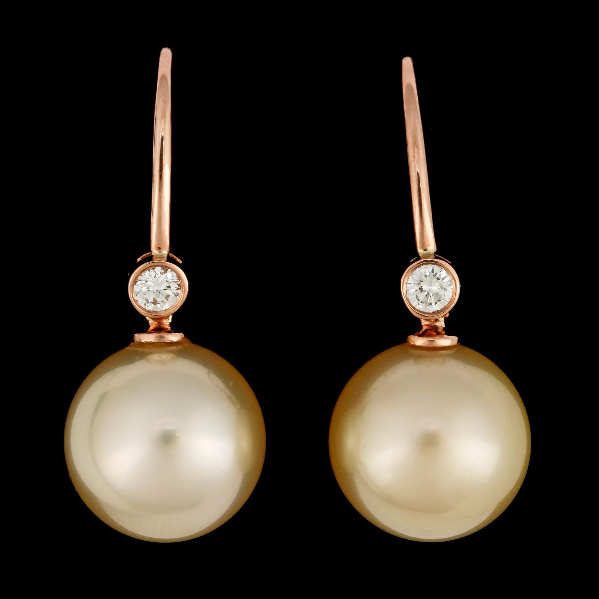 ÖRHÄNGEN, odlade golden South sea pärlor, 13 mm, med briljantslipade diamanter.