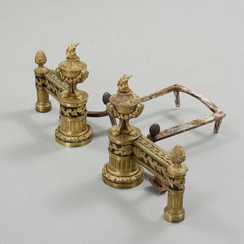 ELDHUNDAR, ett par, förgylld brons, Louis XVI-stil, 1800-talets andra hälft.