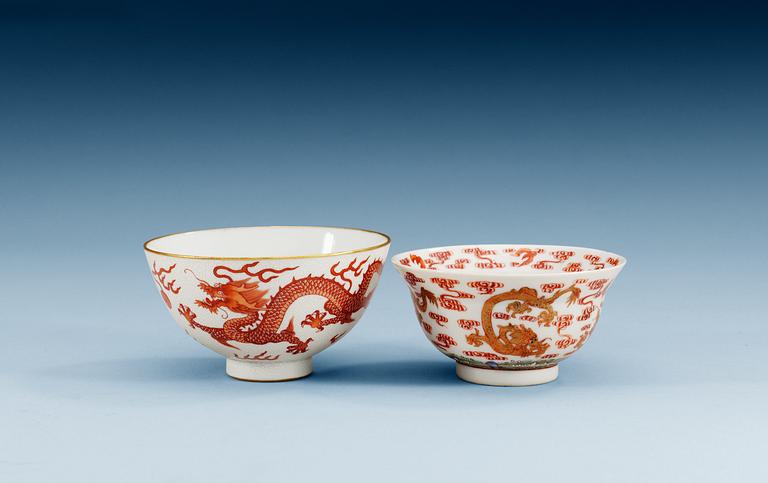 SKÅLAR, två stycken, porslin. Qing dynastin (1644-1912), varav en med Qianlongs märke.