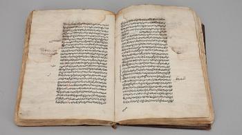 BOK, med handskriven arabisk text.