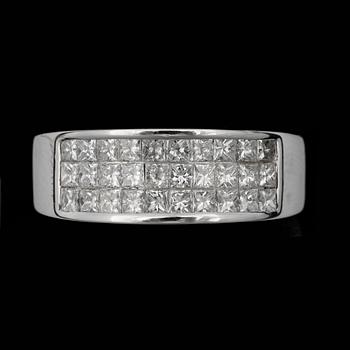 RING, 18k vitguld med 30 princesslipade diamanter tot ca1,50ct. 2000-tal. Vikt 6,5g.