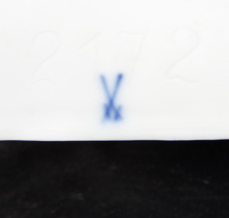 BORDSPENDYL OCH KANDELABRAR, 2+1 delar, porslin, Meissen, rokokostil.