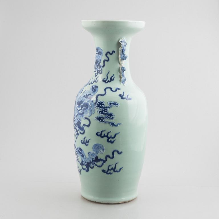A porcelain vase, China, Qing dynasty, late 19th century.