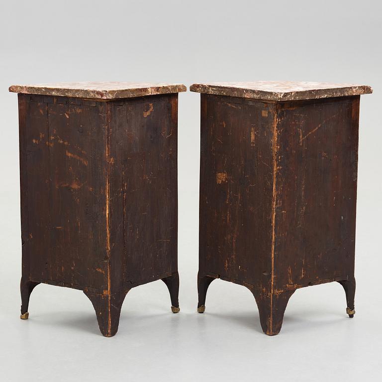 HÖRNSKÅP, ett par, av Pierre Migeon (sannolikt Pierre III, mästare i Paris 1761-1775), Louis XV.