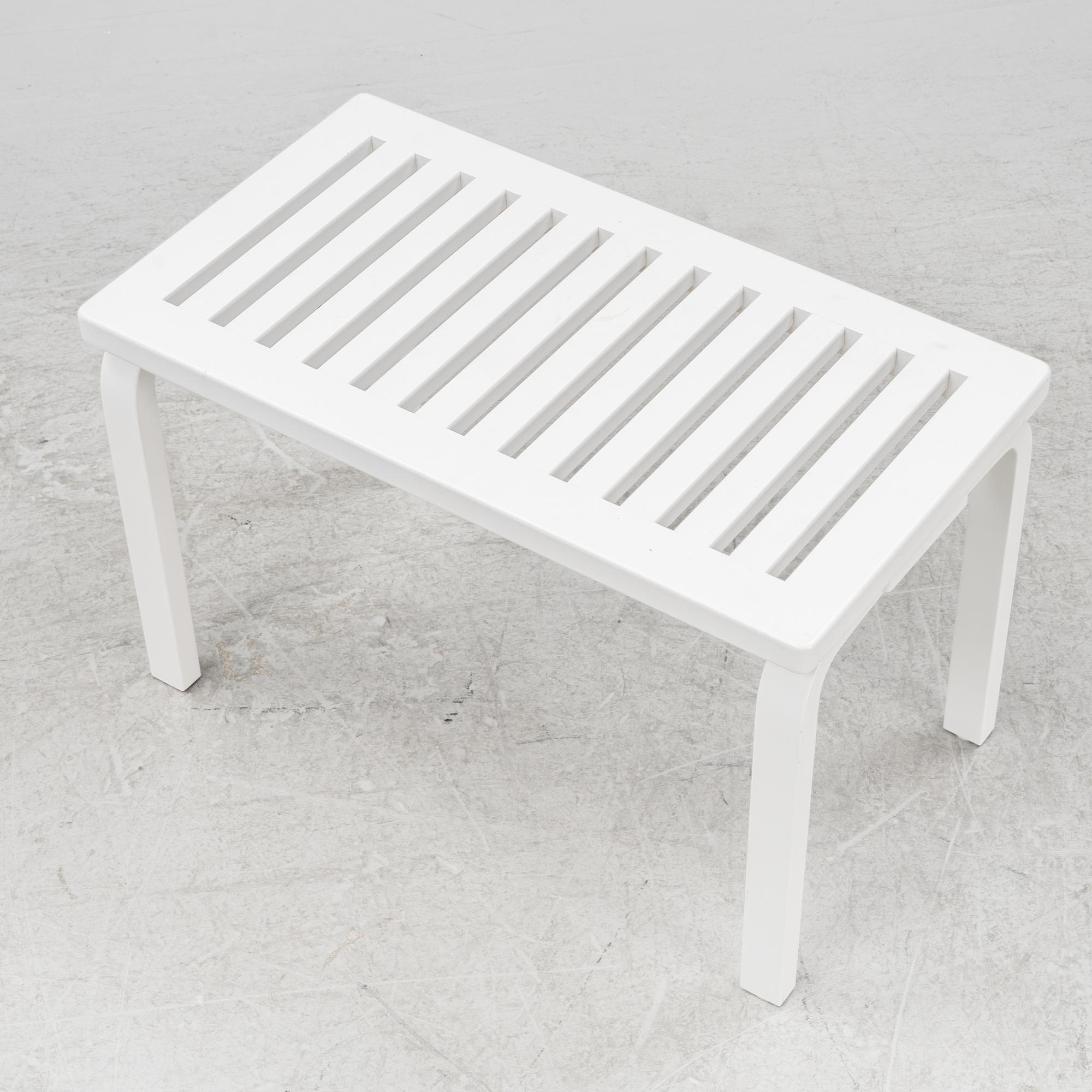 Alvar Aalto, bänk, modell 153 B,  Artek, daterad 2009.