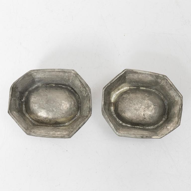 Rokoko, A pair of Swedish pewter salt cellars, 18th century.