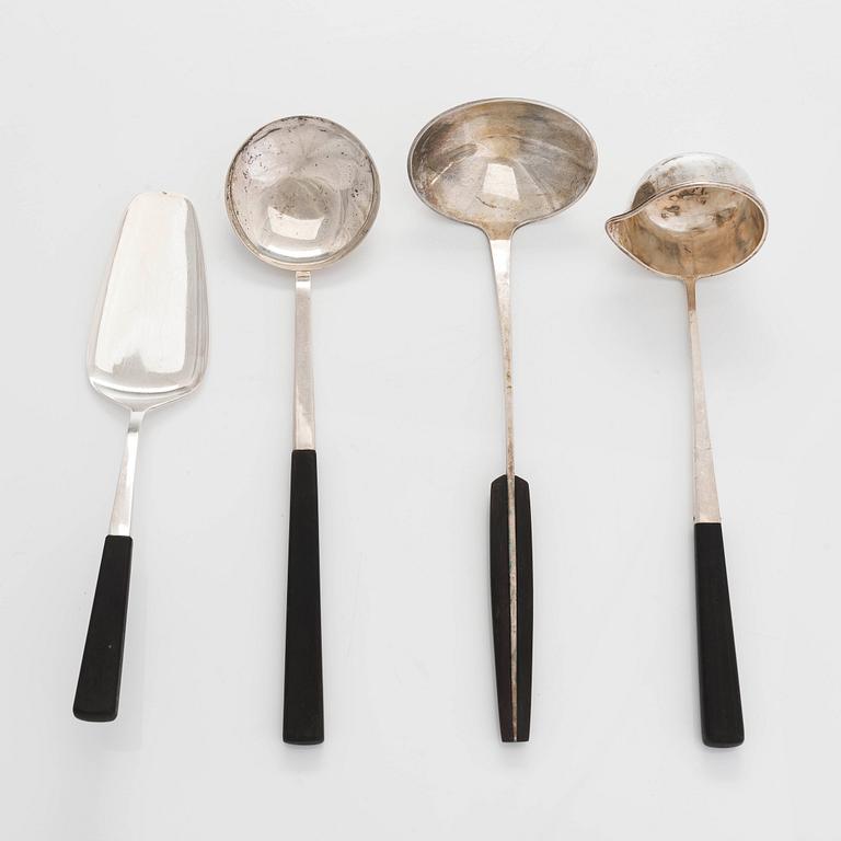 Tillander, Tarjoiluvälineitä, 9 kpl, hopeaa, joista viisi leimattu Matti Honkanen, Helsinki 1955-1962.