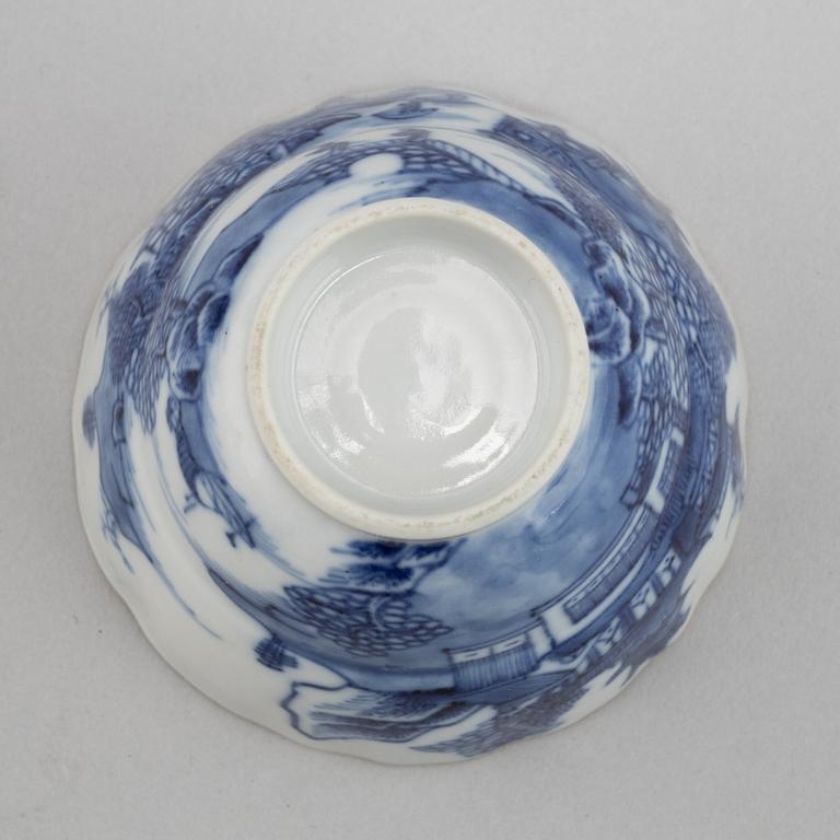 A Chinese porcelain cup with saucer, Qing dynasty, late 18th century.