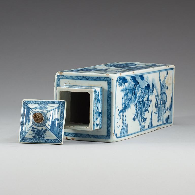 A blue and white vase with cover, Qing dynasty, early 18th Century.