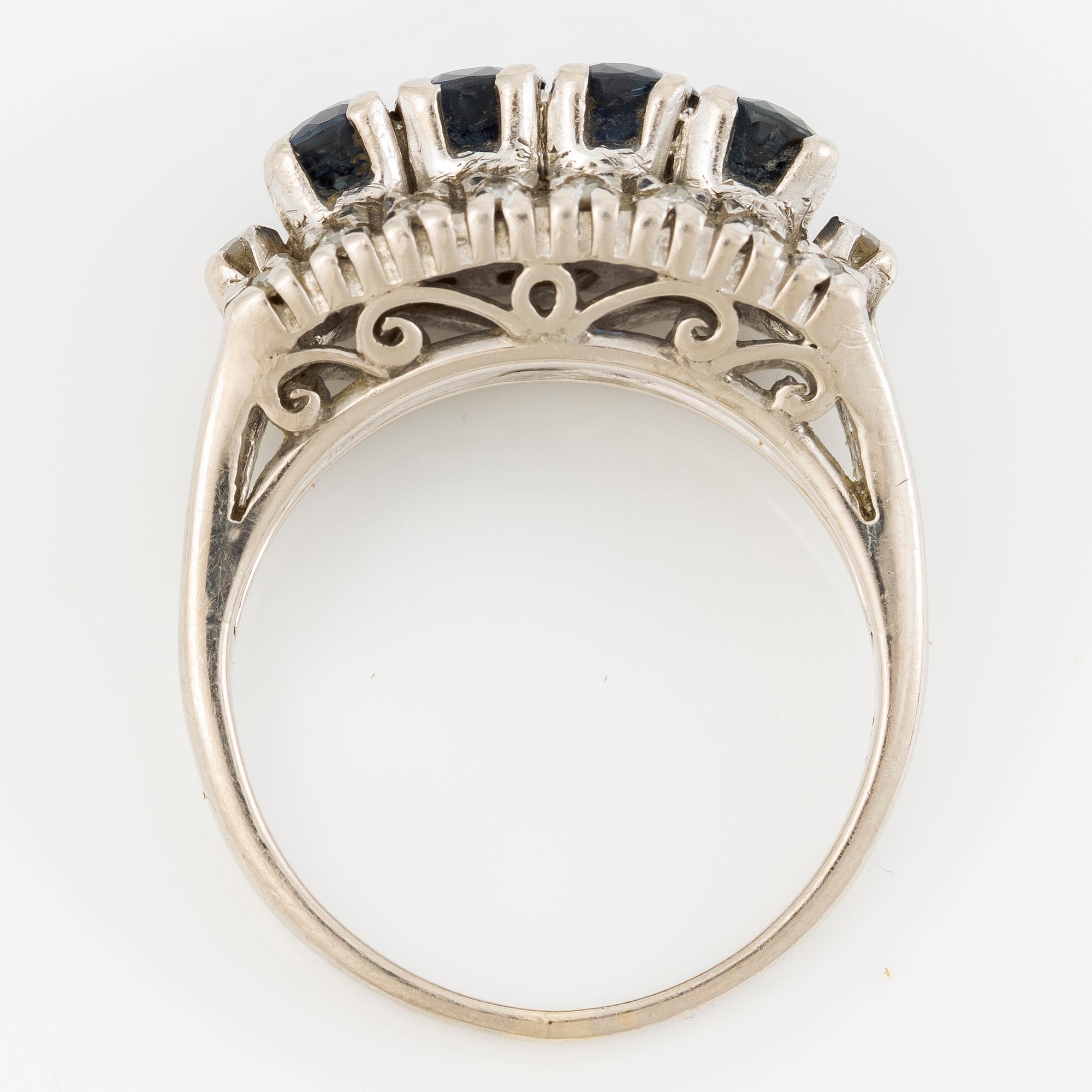 Ring, 18K vitguld med mörka safirer och åttkantslipade diamanter.