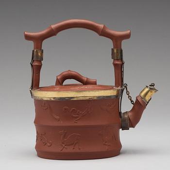 TEKANNA med LOCK, yixinggods med metallmontering. Qingdynastin, troligen 1700-tal.