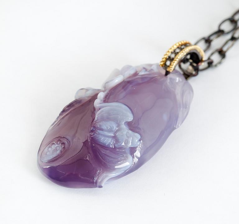 HÄNGE MED KEDJA, blå kalcedon, guld, diamanter och silver.