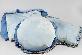 KUDDAR, 3 st, pärlbroderade, omkring 1900.