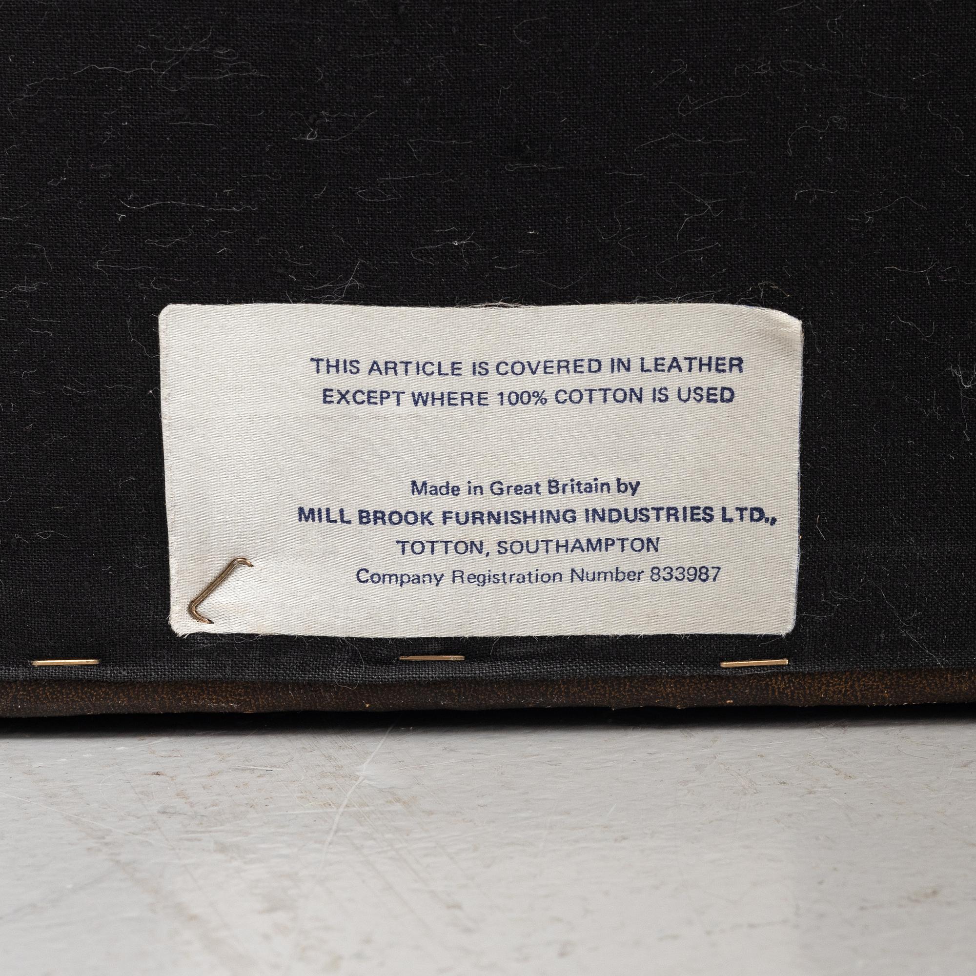 Fåtöljer ett par, Chesterfieldmodell, England, 1900-talets andra hälft.