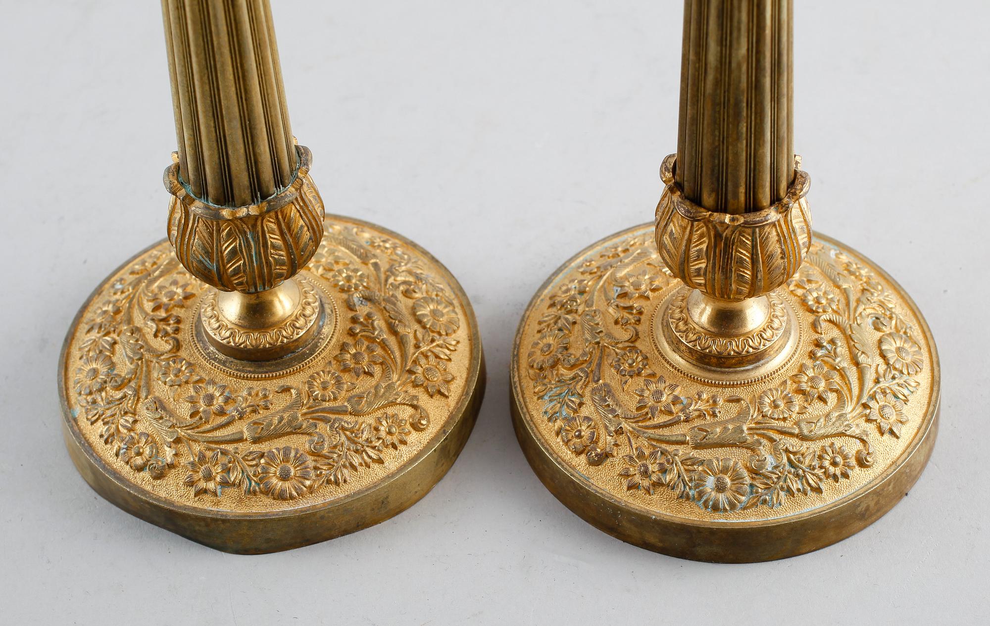LJUSSTAKAR, 1 par, förgylld brons, senempire, 1800-talets första hälft.