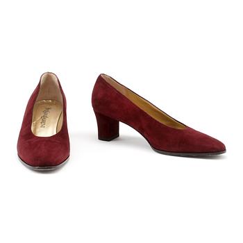 758. YVES SAINT LAURENT, a pair of pumps. Size 38,5.