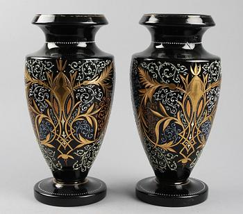 PRAKTURNOR, ett par. Glas, Baltikum 1800/1900-tal.