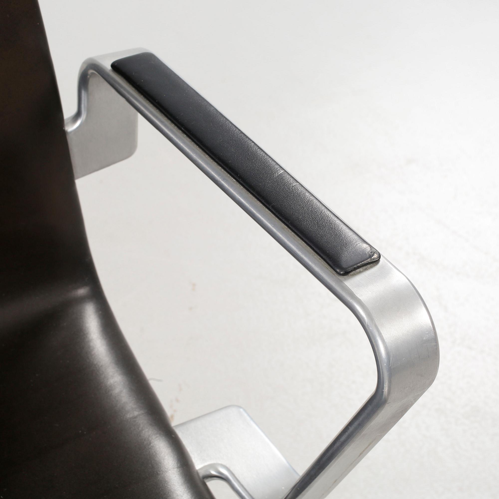 A desk chair, model Oxford, designed by Arne Jacobsen for Fritz Hansen, 2005.