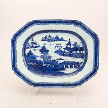 A set of two Chinese porcelain plates around 1800.