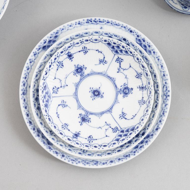 Matservis, 84 delar, porslin, "Musselmalet", Royal Copenhagen, Danmark.