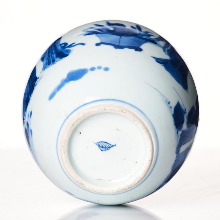 A blue and white tea caddy, Qing dynasty, Kangxi (1662-1722).