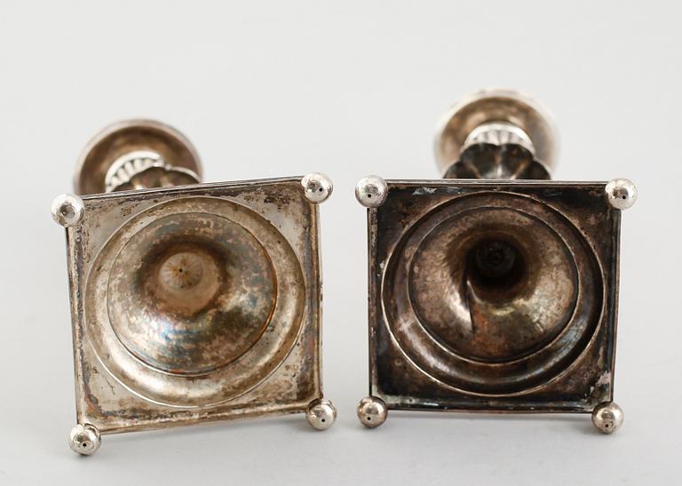 LJUSSTAKAR, 1 par, Gustaf Brummer, Åbo, verksam 1821-1835. Vikt ca 280 gram.