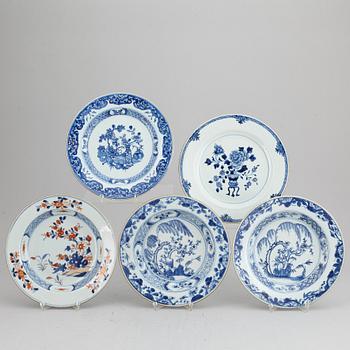 Five blue and white and imari dishes, Qing dynasty, Qianlong (1736-95).